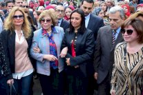 يسرا والهام شاهين تدعمان اللاجئات بمسيرة شعبية