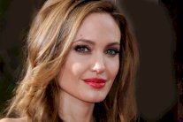 الدموع تخذل أنجيلينا جولي