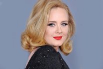 أديل تقبِّل يد معجبة محجبة في سيدني