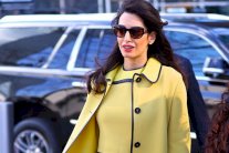 أمل كلوني تدافع عن قضايا اليزيديين بكامل أناقتها