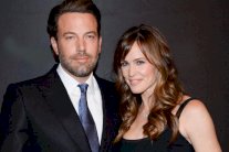 جنيفر غارنر وبن أفليك يعلقان إجراءات الطلاق