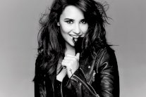 بالفيديو: ديمي لوفاتو تُرشَق بالوحل الإصطناعي