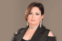 إلهام شاهين تؤدي العمرة لروح والدتها