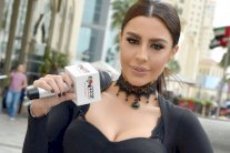 ليلى اسكندر توزع الهداية في شوارع دبي