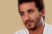 أحمد حلمي يرفع الشعار الأزرق