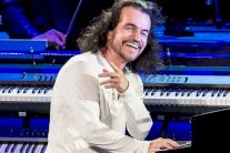 ياني يخاطب شابة سورية أمام الآلاف: