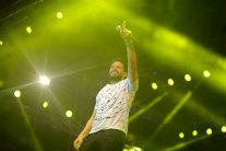 محمد حماقي يغني لزوجته بمناسبة حملها