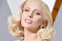 ليدي غاغا تُفاجِئ الجمهور بأغتيتها المنفردة