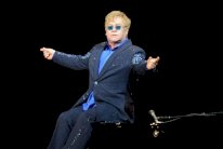 التون جون يلغي جولة أميركية لإصابته بمرض جرثومي