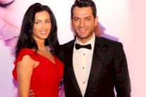 مراد يلدريم يضحك من لفظ زوجته