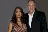 سلمى حايك: شككت بزوجي بسبب تطبيقٍ لغوي!