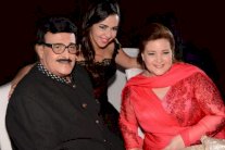 والدة إيمي غانم تشرح سبب مرضها