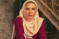 يسرا بالحجاب على ملصقات 