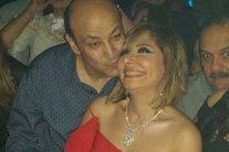 عمرو أديب يقبّل زوجته بعيد ميلادها