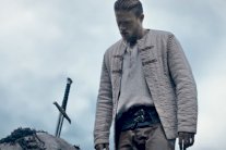 الملك آرثر يعود بطلاً شعبياً إلى الشاشة