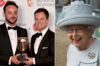 جوائز بافتا: آنت وديك يهديان جائزتهما إلى الملكة إليزابيث