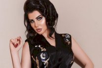 معجب يرسم جيني إسبر بالفحم