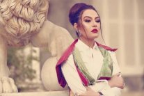 تفاصيل عودة شريهان إلى المسرح