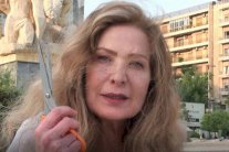 رغدة تقصّ شعرها في ساحة حلب!