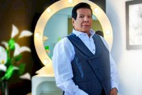 شعبان عبد الرحيم يُثير الجدل بجلسة تصوير