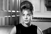 نادية لطفي تزور مصابي كمين رفح