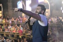 تامر حسني يُلهِب الجمهور في الساحل الشمالي