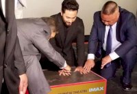 تامر حسني أول فنان عربي يضع بصمته الإسمنتية في هوليوود