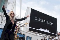 بوني تايلر تحتفل بكسوف الشمس في عرض البحر