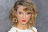 تايلور سويفت تكشف غلاف ألبومها الجديد