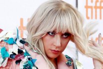 مرض ليدي غاغا يوقفها عن الغناء!