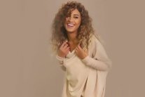 دينا الشربيني وعمرو دياب على طائرة خاصة الى لندن