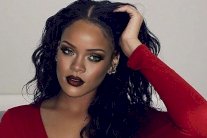 ريهانا تخاطب المحجبات على طريقتها