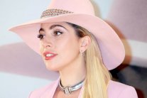 ليدي غاغا تُغلي جولتها الأوروبية بداعي المرض