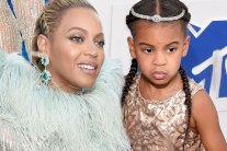 إبنة بيونسي تنتعل حذاءها