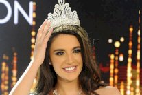 بيرلا الحلو تحمل تاج الجمال اللبناني