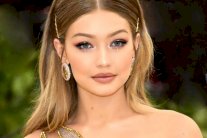 جيجي حديد تُطلُ بغطاء الرأس في مخيم الروهينغا