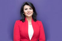 منى الشاذلي تُكرِّم فتاة تبرعت بجزء من كبدها لانقاذ شقيقها