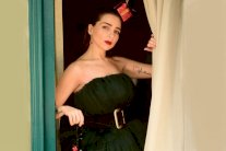 مي عز الدين تبدأ عامها الجديد بجلسة تصوير