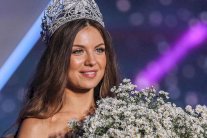 تتويج مايا رعيدي ملكة يوقِظ آمال اللبنانيين بتاج الكون