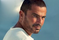 عمرو دياب يُشعل مواقع التواصل في انتظار طرح ألبومه