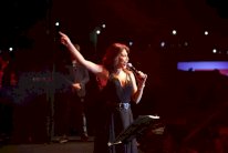 إليسا تحتفل بعيد ميلادها على المسرح