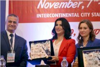 معهد الأورام يكرّم منى الشاذلي