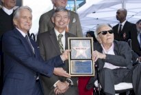 مايكل دوغلاس يدشن نجمته في هوليوود محاطاً بعائلته