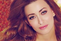 العراقية سارة عيدان تُثير الجدل بصداقتها مع ملكة جمال إسرائيل