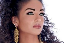 دوللي شاهين تُخرِج كليب أغنيتها الخليجية