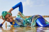 عارضة أزياء بـ