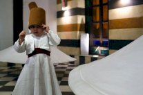 تعرفوا إلى أنس أصغر درويش صوفي في سوريا