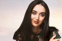 حفلات العلا الغنائية تستمر على مسرح مرايا مع فايا يونان