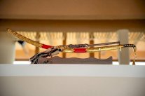 تصنيع سيفين وبندقيتين في البحرين لمهرجان خادم الحرمين الشريفين للهجن