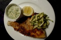 Flatfish مع المخلل وصلصة البقدونس